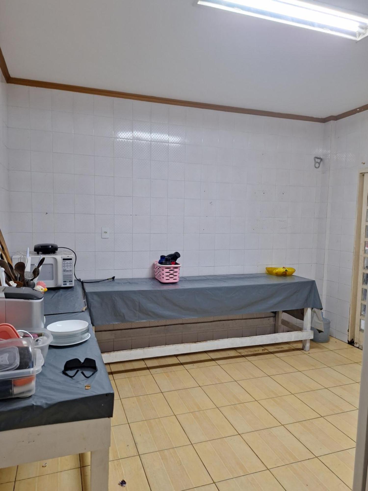 Privatunterkunft Triplo Com Banheiro Em E Restaurante *